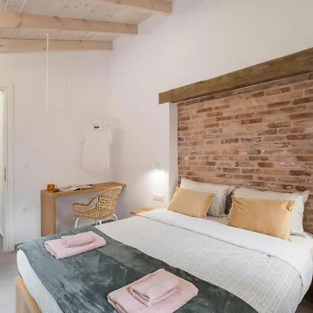 Lindas Convent Garden 2 *